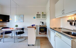 Frigorífico, placa de cocina, cafetera o tetera y utensilios de cocina