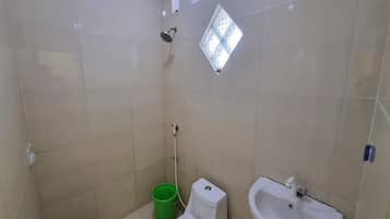 Standard Double Room | Bilik Mandi | Pancuran mandi, tuala disediakan