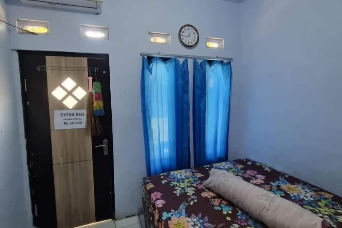Desk, laptop workspace, free WiFi, bed sheets