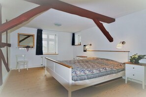 2 makuuhuonetta, vauvan matkasänky