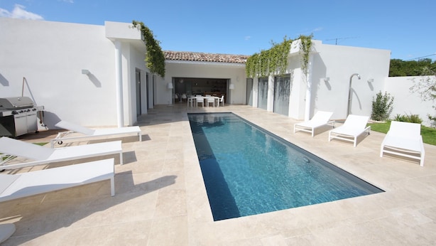 A modern outdoor pool area with white lounge chairs, a barbecue grill, and a dining area. - Une Villa Luxueuse à Saint Remy de Provence , A 5 Minutes du Centre , au Calme (Saint-Rémy-de-Provence)
