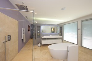 Douche, séchoir à cheveux, serviettes fournies, savon