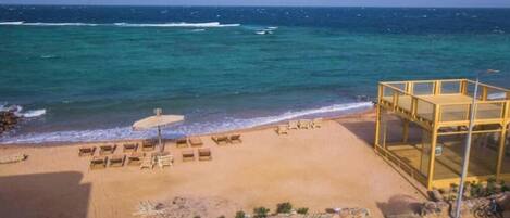 Espreguiçadeiras, toalhas de praia