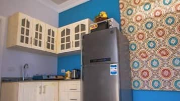 Kühlschrank, Mikrowelle, Herdplatte, Wasserkocher