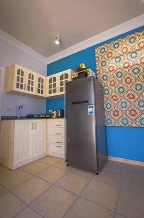 Fridge, microwave, stovetop, electric kettle