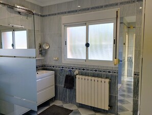 Dusche, Haartrockner, Bidet, Handtücher