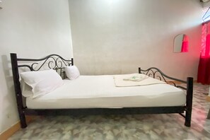 Standard Double Room | Desk, laptop workspace, free WiFi, bed sheets - Hotel O California (Batam)