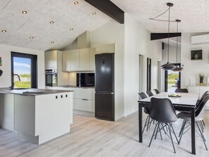 Kühlschrank, Geschirrspüler, Kochgeschirr/Geschirr/Besteck
