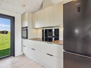 Refrigerador, lavavajillas y utensilios de cocina