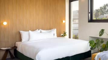 2 Connecting Studios with Balconies | ๊ฐ๊ฐ ๋ค๋ฅด๊ฒ ๊ฐ๊ตฌ ๋น์น, ์ฑ
์, ๋
ธํธ๋ถ ์์
๊ณต๊ฐ, ๋ฐฉ์ ์ค๋น