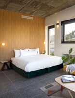 2 Connecting Studios with Balconies | 特色家居、办公桌、笔记本电脑工作区、隔音