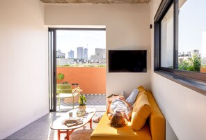 特色家居、办公桌、笔记本电脑工作区、隔音