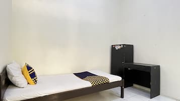 Basic Single Room | Desk, free WiFi, bed sheets