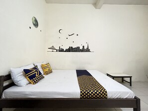 Desk, free WiFi, bed sheets - OYO Life 93398 Sudimoro Guest House Syariah (Malang)