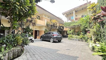 Vista frontal de la propiedad