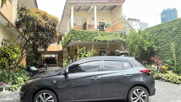 Vista frontal de la propiedad