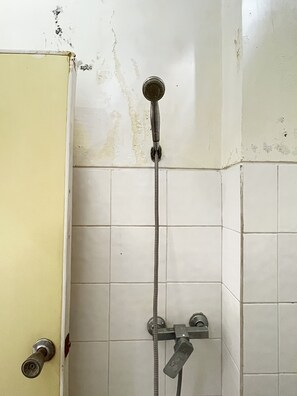 Quarto casal econômico | Banheiro | Chuveiro, sabonete