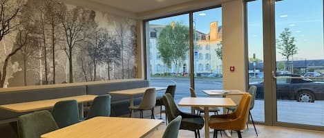 Desayuno buffet diario (EUR 12 por persona)
