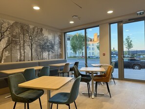 每日供应自助式早餐（每人 EUR 12）