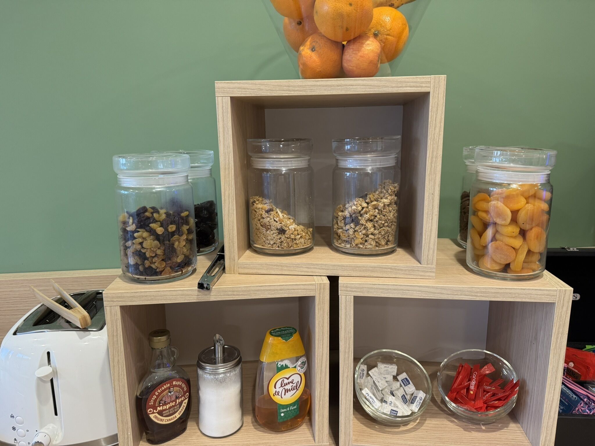 Un plan de travail de cuisine avec divers aliments et appareils de cuisine.