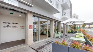 A modern building with a sign for 'Karaez Hotel' and 'BRIT HOTEL'. - Brit Hotel Confort Carhaix (Carhaix-Plouguer)