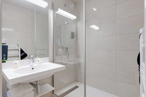 Shower, towels - Brit Hotel Confort Carhaix (Carhaix-Plouguer)