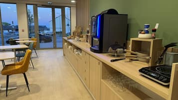 Petit déjeuner buffet (12 EUR par personne)