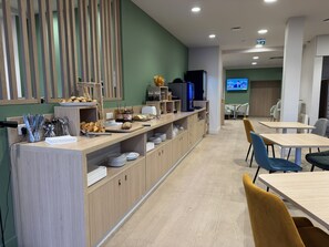 Desayuno buffet diario (EUR 12 por persona)