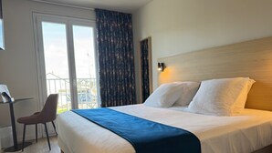 A hotel room with a bed, a desk, and a chair. - Brit Hotel Confort Carhaix (Carhaix-Plouguer)