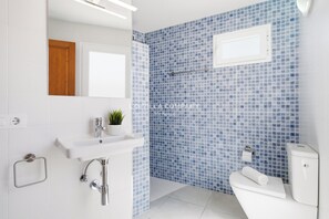 Shower, hair dryer, towels, toilet paper - Traditional Spanish Villa with Private Pool, Air-con,and Wifi (Cala en Porter)