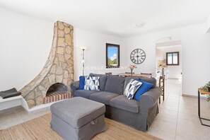 Smart TV - Traditional Spanish Villa with Private Pool, Air-con,and Wifi (Cala en Porter)