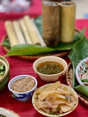 Desayuno continental diario (VND 60000 por persona)