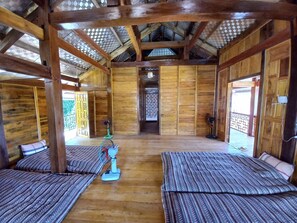 1 habitación, cubrecamas, colchones con efecto memoria y escritorio 