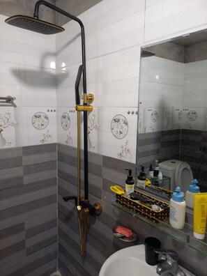 Economy-alpehytte | Badeværelse | Bruser, brusehoved med hydromassage, designertoiletartikler, hårtørrer