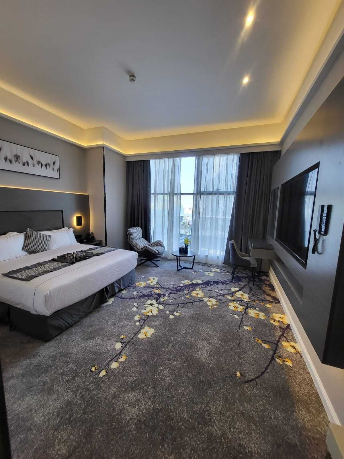 Deluxe Room, 1 King Bed | In-room safe, soundproofing