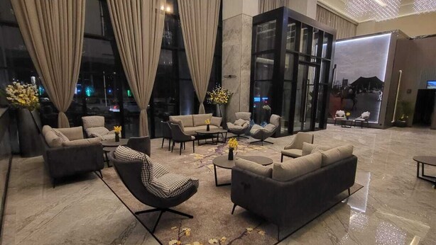 A spacious lobby with modern furnishings, large windows, and decorative lighting. - msharef almoden hotel (Riyadh)