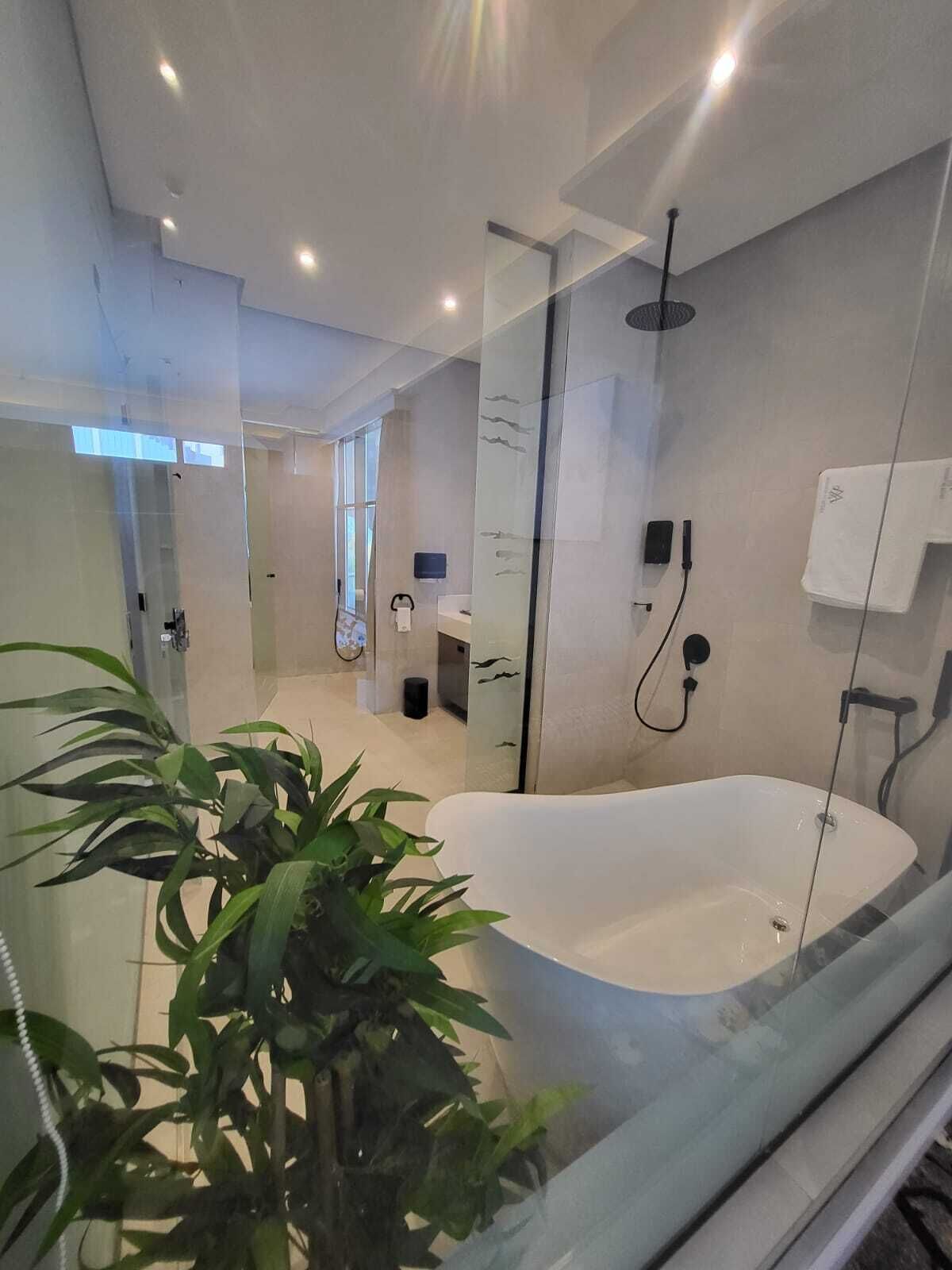 Suite – deluxe, 1 kingsize-seng | Safe på rommet og lydisolert
