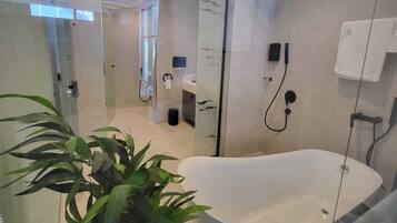 Suite – deluxe, 1 kingsize-seng | Safe på rommet og lydisolert