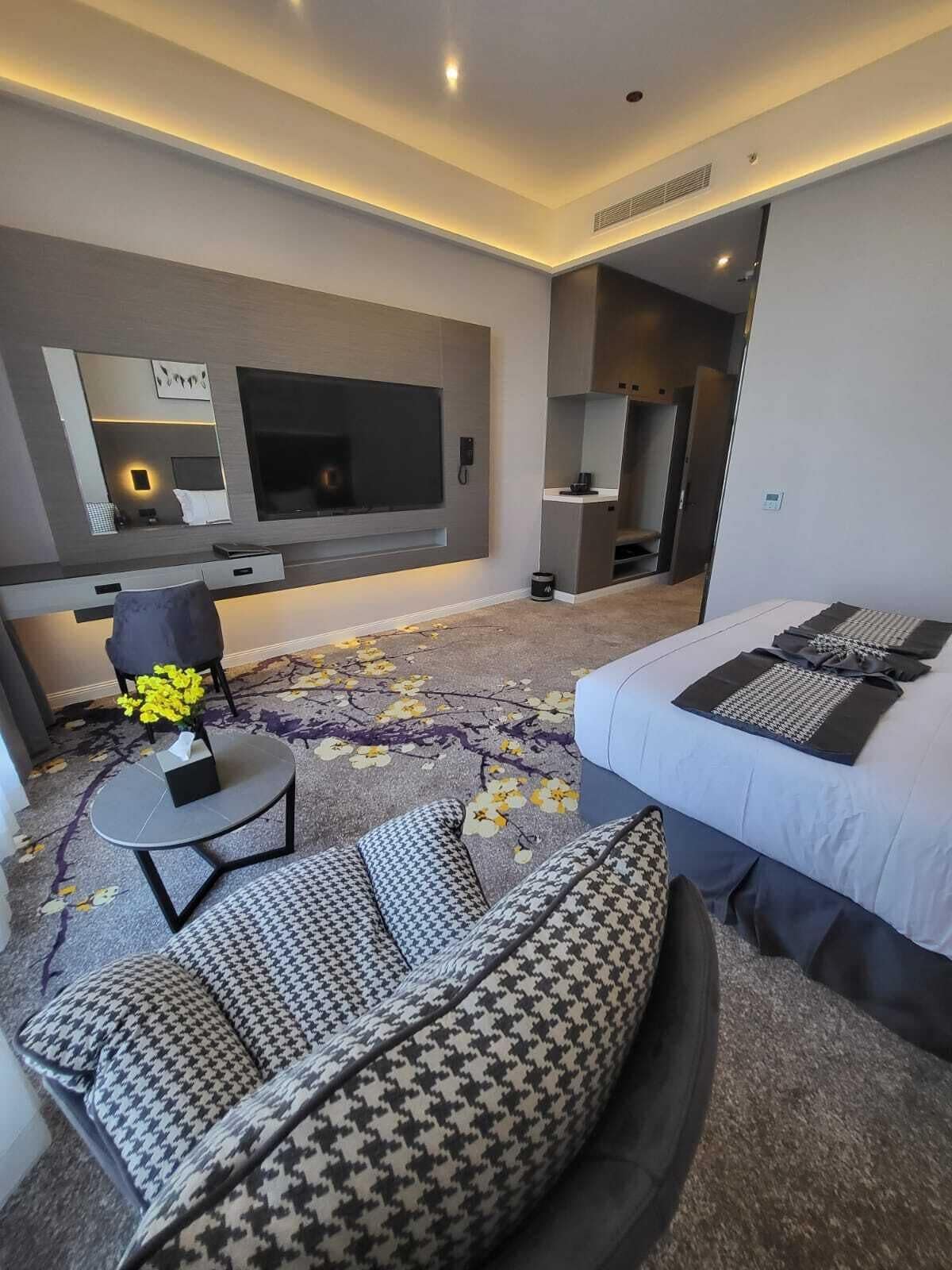 Deluxe-huone, 1 suuri parisänky | Tallelokero huoneessa, äänieristys