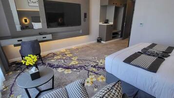 Deluxe Room, 1 King Bed | In-room safe, soundproofing