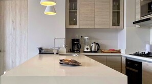 Fridge, microwave, stovetop, dishwasher