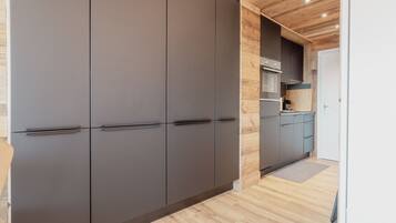 Frigorífico, microondas, horno y placa de cocina