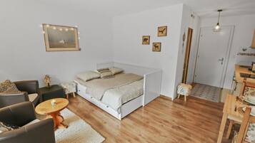 1 bedroom, WiFi (free), bed sheets