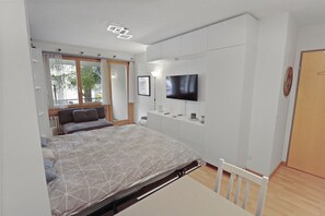 Iron/ironing board, free WiFi, bed sheets