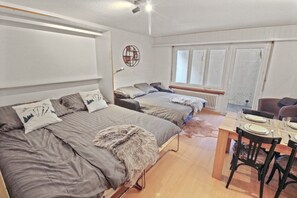 Tabla de planchar con plancha, wifi gratis y ropa de cama 
