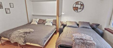 Iron/ironing board, free WiFi, bed sheets