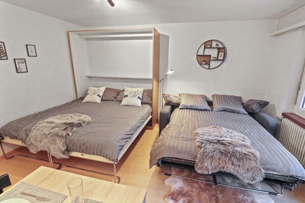 1 habitación, tabla de planchar con plancha, wifi gratis y ropa de cama