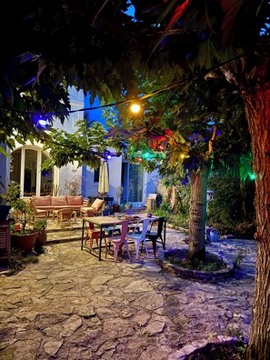 تناول الطعام بالخارج