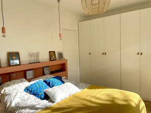 4 عدّة غرف نوم ومكواة/لوح كي وسرير سفر وواي فاي