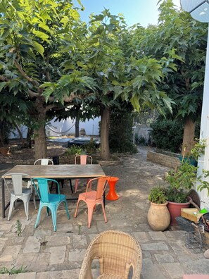 تناول الطعام بالخارج